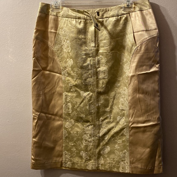 BattiBaleno Floral MIDI Skirt with missing hook at back - Picture 4 of 16